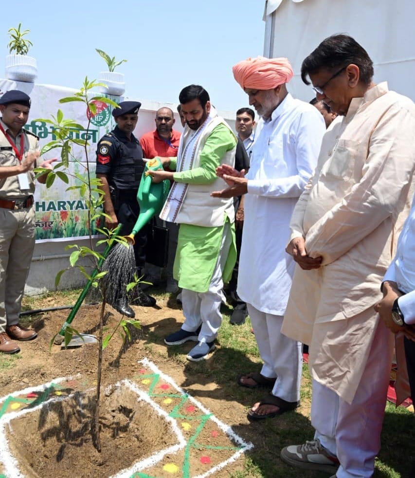 17jjrp23- मुनीमपुर में आयोजित कार्यक्रम के दौरान किसान को सम्मानित करते मुख्यमंत्री नायब सैनी। 