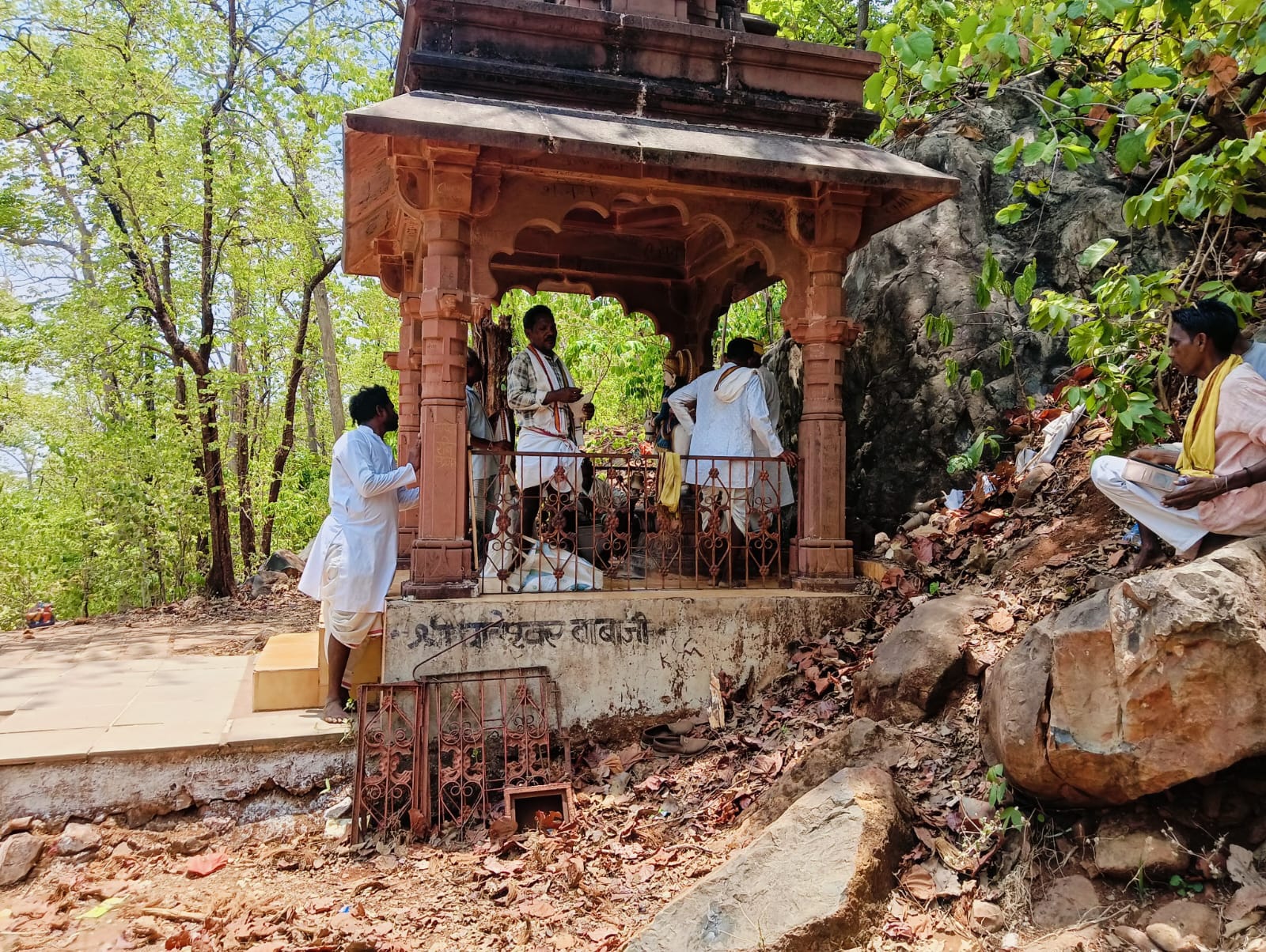 आश्रम में बुलडोजर कार्रवाई 