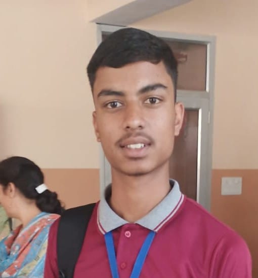 अमर उजाला भविष्य ज्योति सम्मान समारोह के दौरान मुख्यातिथि के साथ बच्चे। संवाद अमर उजाला भविष्य ज्योति सम्मान समारोह के दौरान मुख्यातिथि के साथ बच्चे। संवाद
