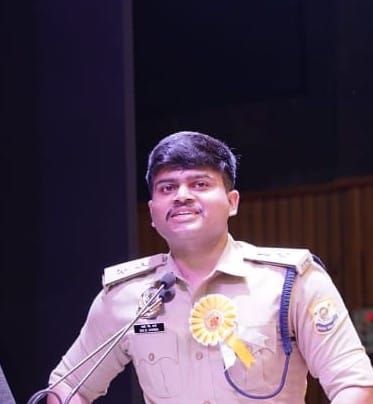 अमर उजाला भविष्य ज्योति सम्मान समारोह के दौरान मुख्यातिथि के साथ बच्चे। संवाद अमर उजाला भविष्य ज्योति सम्मान समारोह के दौरान मुख्यातिथि के साथ बच्चे। संवाद