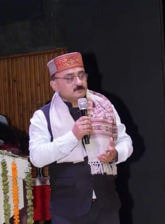 अमर उजाला भविष्य ज्योति सम्मान समारोह के दौरान मुख्यातिथि के साथ बच्चे। संवाद अमर उजाला भविष्य ज्योति सम्मान समारोह के दौरान मुख्यातिथि के साथ बच्चे। संवाद