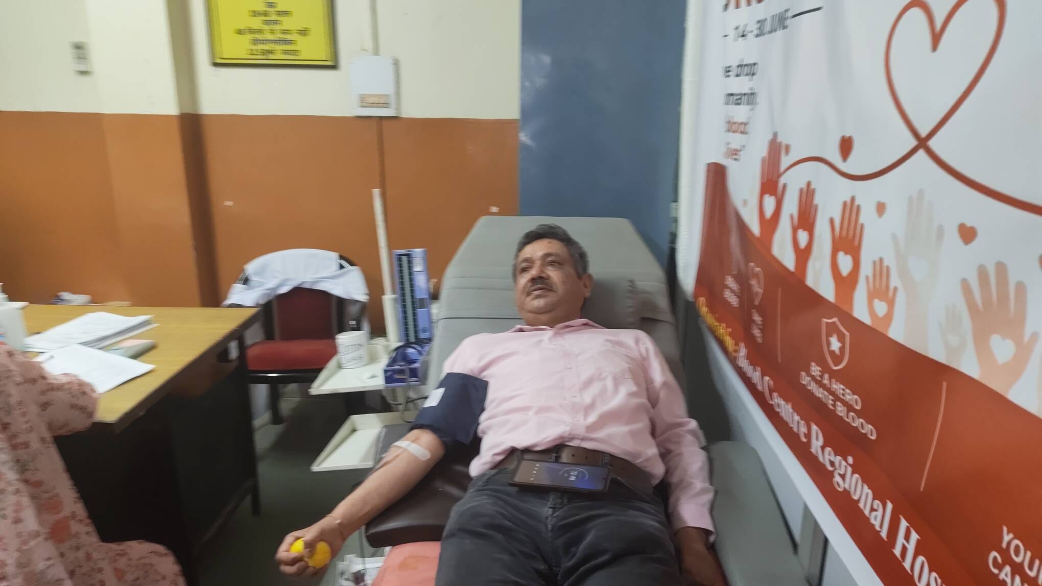 ब्लड डोनेट करने पर क्षेत्रीय अस्पताल सोलन की डॉ. चारु को प्रमाण पत्र देते एमएस डॉ. राकेश पंवार। ब्लड डोनेट करने पर क्षेत्रीय अस्पताल सोलन की डॉ. चारु को प्रमाण पत्र देते एमएस डॉ. राकेश पंवार।