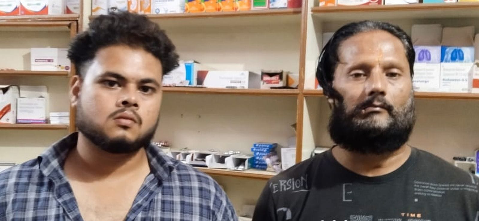 चोरी की घटना की सीसी कैमरे देखते मेडिकल संचालक और अन्य संवाद चोरी की घटना की सीसी कैमरे देखते मेडिकल संचालक और अन्य संवाद