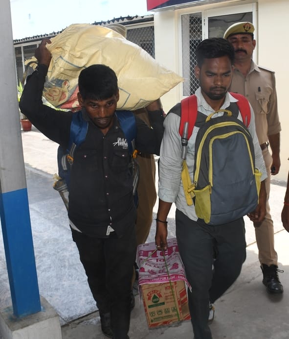 एशबाग स्टेशन पर ट्रेन में जांच करते जीआरपी के जवाब और गिरफ्त में आरोपी। एशबाग स्टेशन पर ट्रेन में जांच करते जीआरपी के जवाब और गिरफ्त में आरोपी।