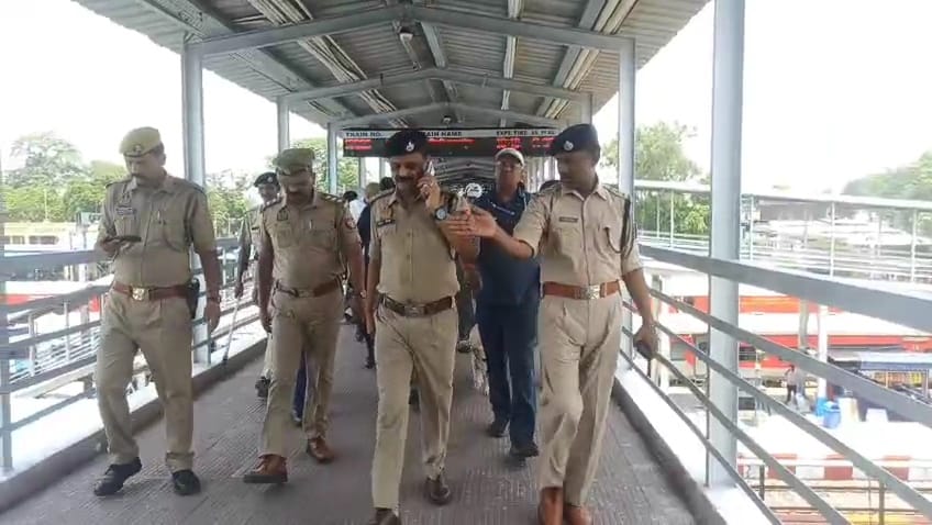 एशबाग स्टेशन पर ट्रेन में जांच करते जीआरपी के जवाब और गिरफ्त में आरोपी। एशबाग स्टेशन पर ट्रेन में जांच करते जीआरपी के जवाब और गिरफ्त में आरोपी।