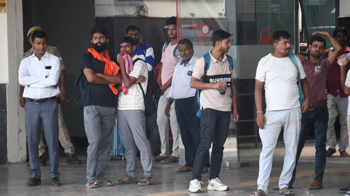 एशबाग स्टेशन पर ट्रेन में जांच करते जीआरपी के जवाब और गिरफ्त में आरोपी। एशबाग स्टेशन पर ट्रेन में जांच करते जीआरपी के जवाब और गिरफ्त में आरोपी।