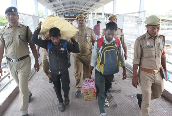 एशबाग स्टेशन पर ट्रेन में जांच करते जीआरपी के जवाब और गिरफ्त में आरोपी। एशबाग स्टेशन पर ट्रेन में जांच करते जीआरपी के जवाब और गिरफ्त में आरोपी।