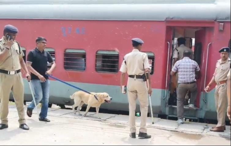 एशबाग स्टेशन पर ट्रेन में जांच करते जीआरपी के जवाब और गिरफ्त में आरोपी। एशबाग स्टेशन पर ट्रेन में जांच करते जीआरपी के जवाब और गिरफ्त में आरोपी।