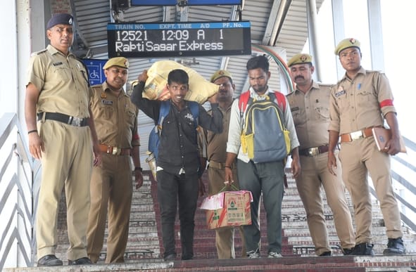 एशबाग स्टेशन पर ट्रेन में जांच करते जीआरपी के जवाब और गिरफ्त में आरोपी। एशबाग स्टेशन पर ट्रेन में जांच करते जीआरपी के जवाब और गिरफ्त में आरोपी।