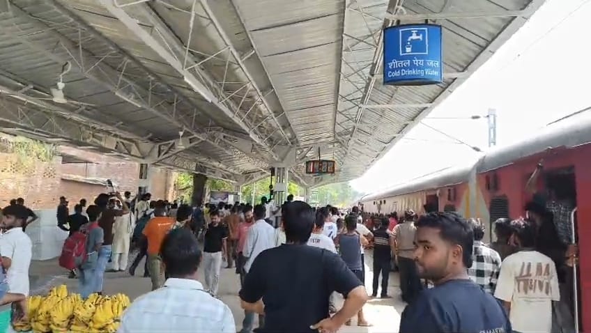 एशबाग स्टेशन पर ट्रेन में जांच करते जीआरपी के जवाब और गिरफ्त में आरोपी। एशबाग स्टेशन पर ट्रेन में जांच करते जीआरपी के जवाब और गिरफ्त में आरोपी।