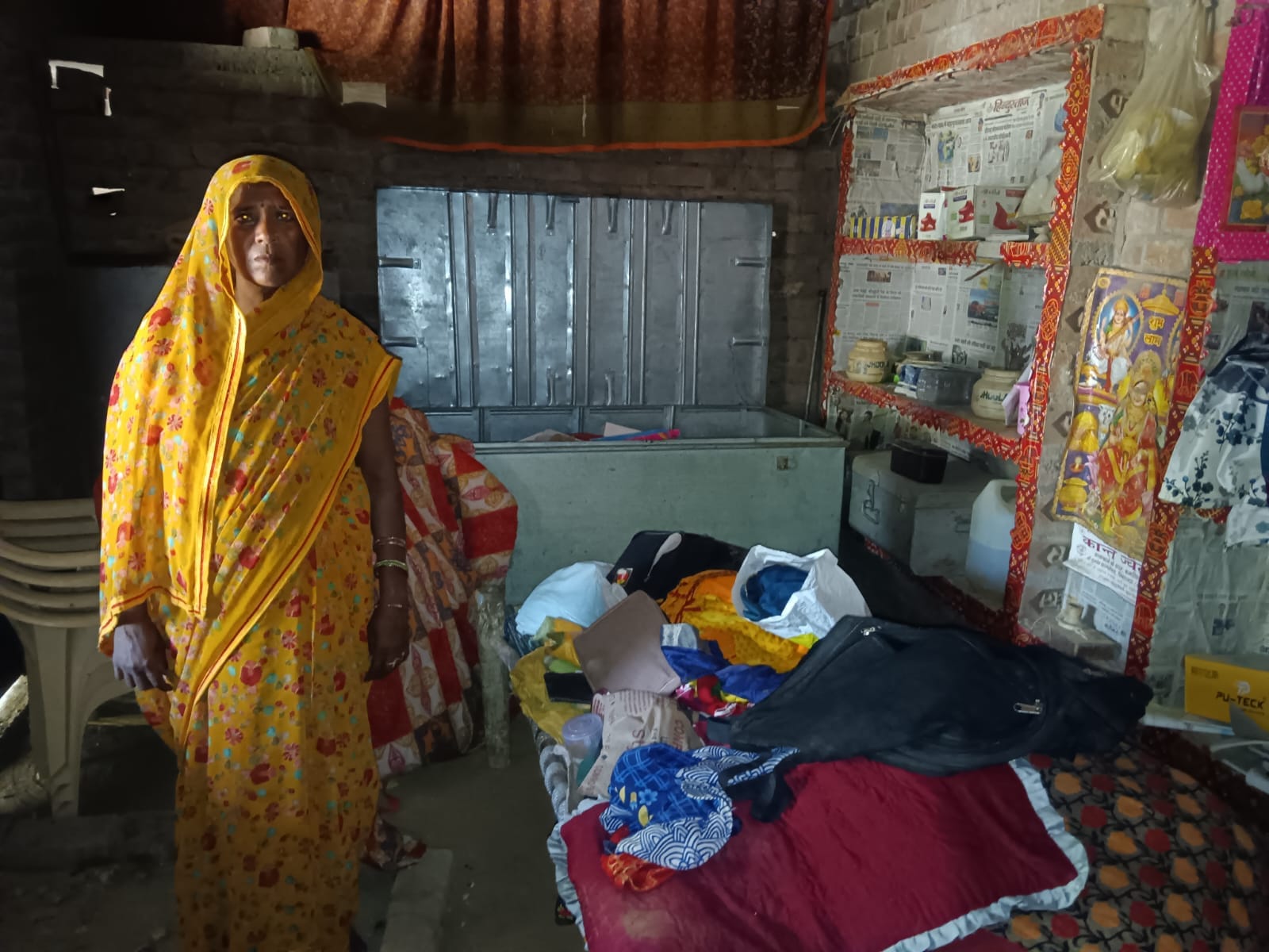 फोटो-02 बिजली गुल करने के लिए तारों में डाली लोहे की चेन। संवाद फोटो-02 बिजली गुल करने के लिए तारों में डाली लोहे की चेन। संवाद