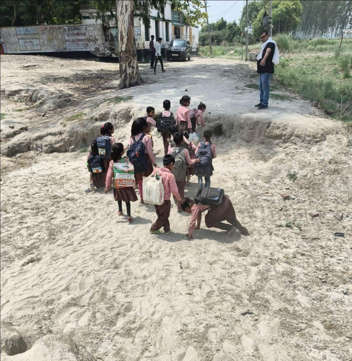फोटो-10- ब्लॉक संसाधन केंद्र में रखी किताबें। संवाद
