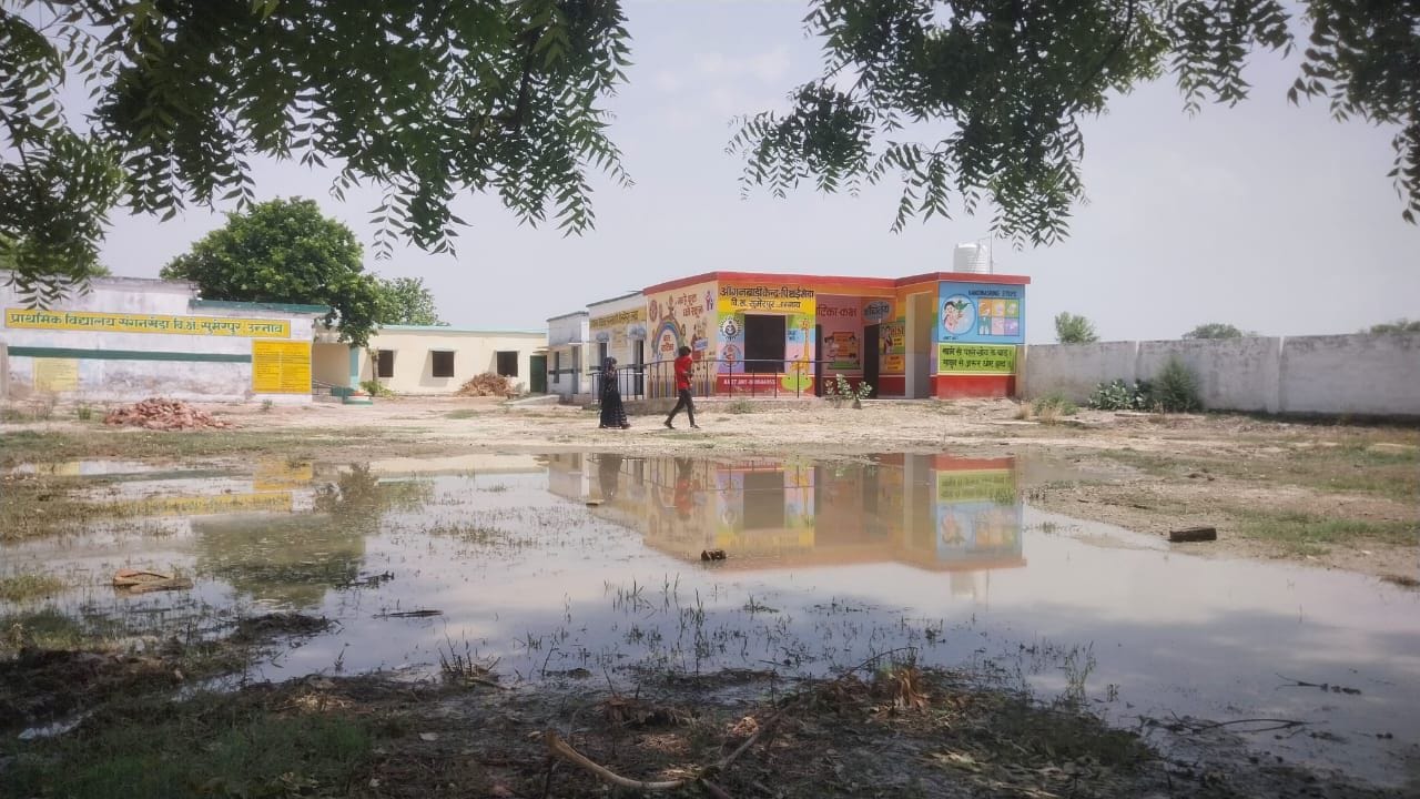 फोटो-10- ब्लॉक संसाधन केंद्र में रखी किताबें। संवाद