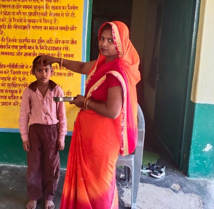 फोटो-10- मनसुखपुर स्कूल में बैठे बच्चे। संवाद फोटो-10- मनसुखपुर स्कूल में बैठे बच्चे। संवाद