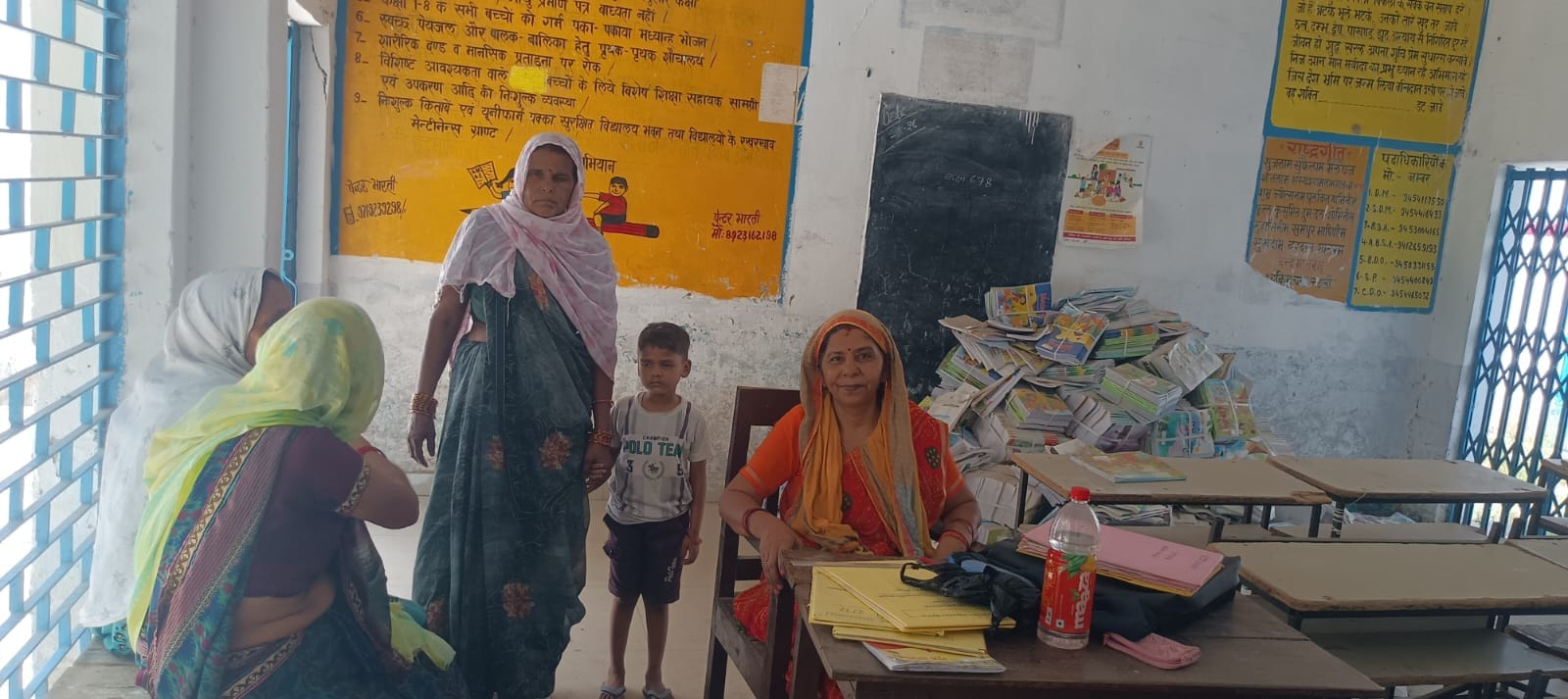 फोटो-10- मनसुखपुर स्कूल में बैठे बच्चे। संवाद फोटो-10- मनसुखपुर स्कूल में बैठे बच्चे। संवाद