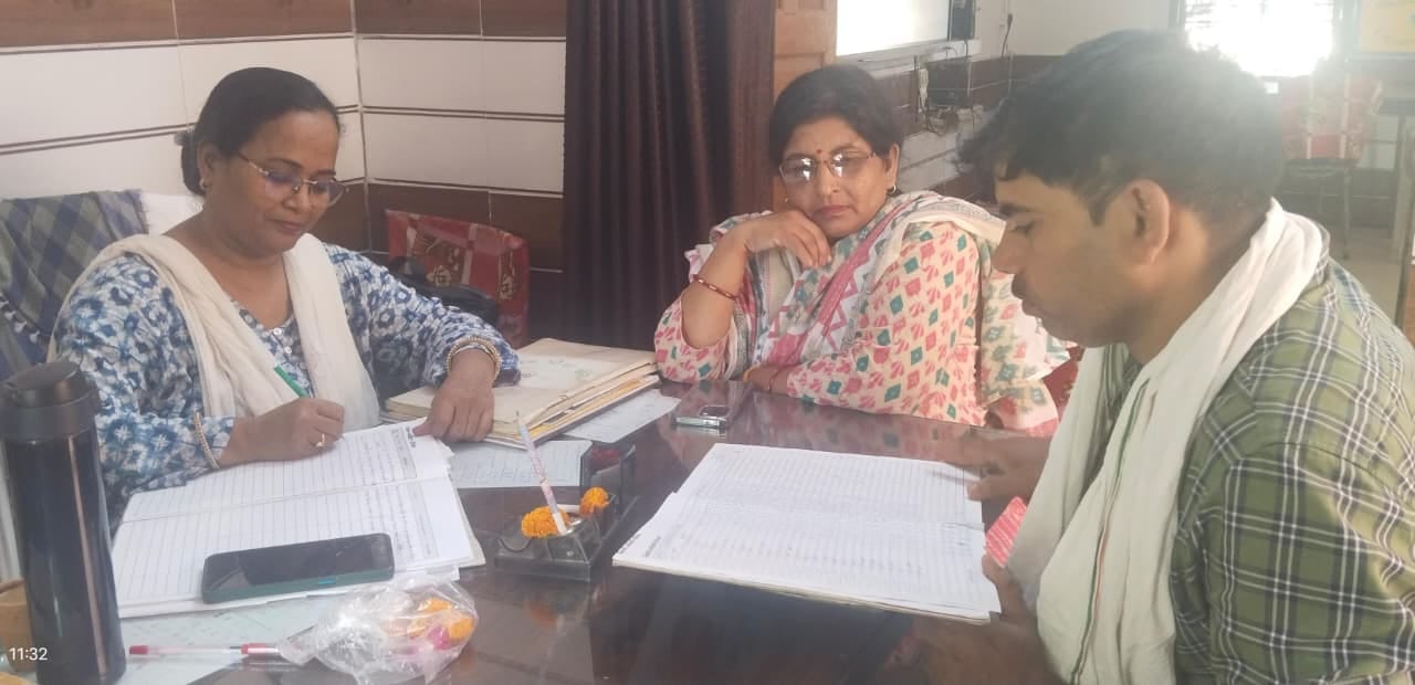 फोटो-10- मनसुखपुर स्कूल में बैठे बच्चे। संवाद फोटो-10- मनसुखपुर स्कूल में बैठे बच्चे। संवाद