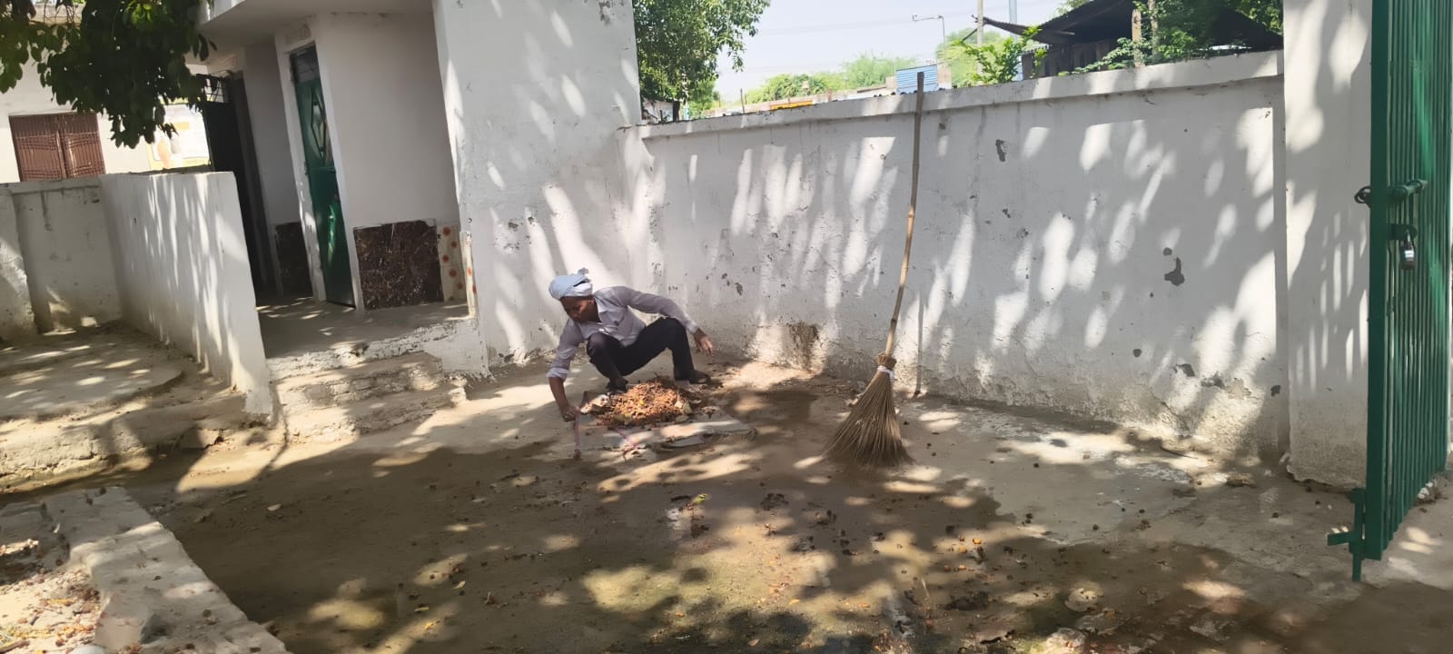 फोटो-10- मनसुखपुर स्कूल में बैठे बच्चे। संवाद फोटो-10- मनसुखपुर स्कूल में बैठे बच्चे। संवाद