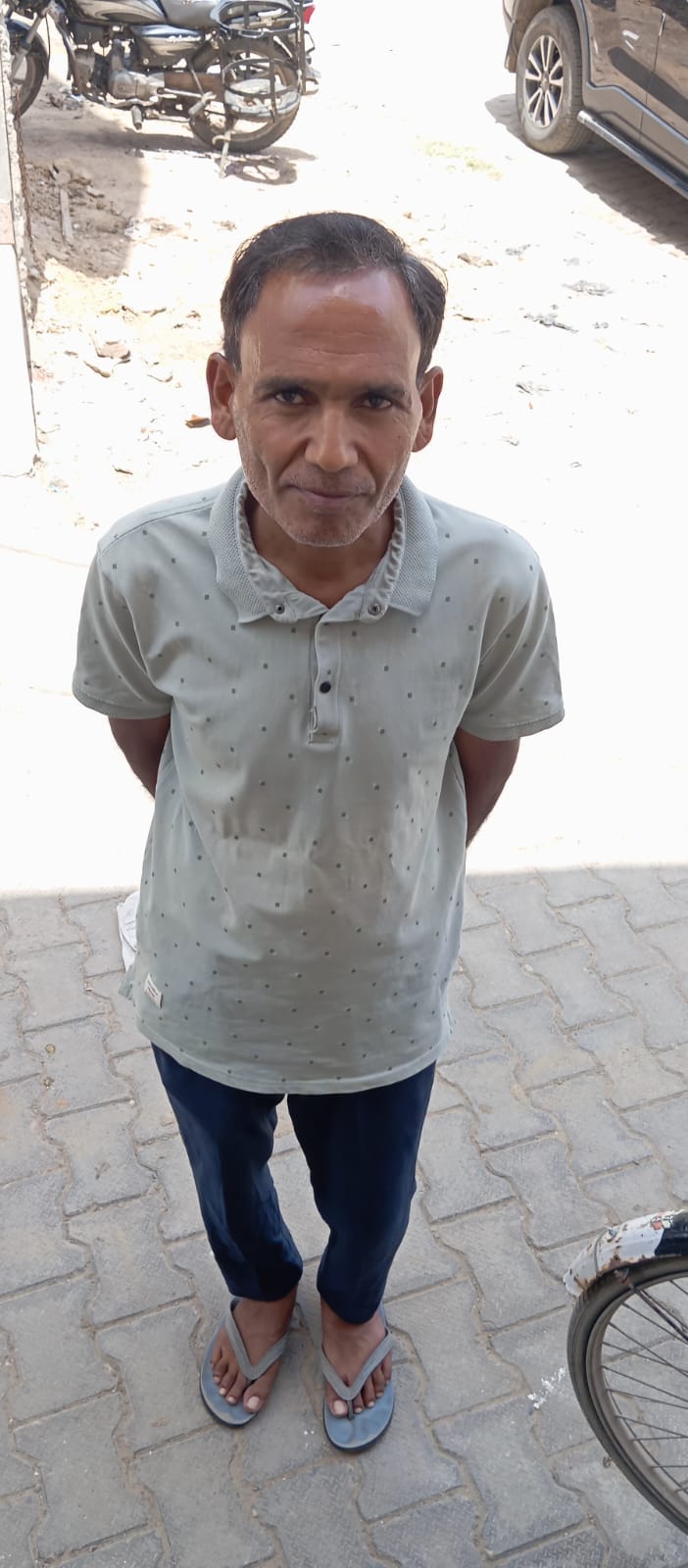 फोटो 10 नरवाना। फलाहार करते हुए बीके अश्वनी दीवान।