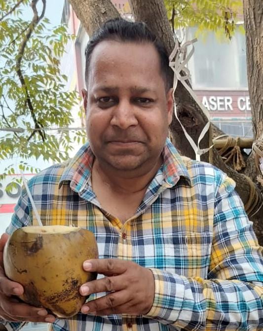 फोटो 10 नरवाना। फलाहार करते हुए बीके अश्वनी दीवान।