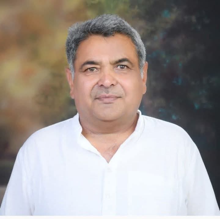 फोटो 10 नरवाना। फलाहार करते हुए बीके अश्वनी दीवान।