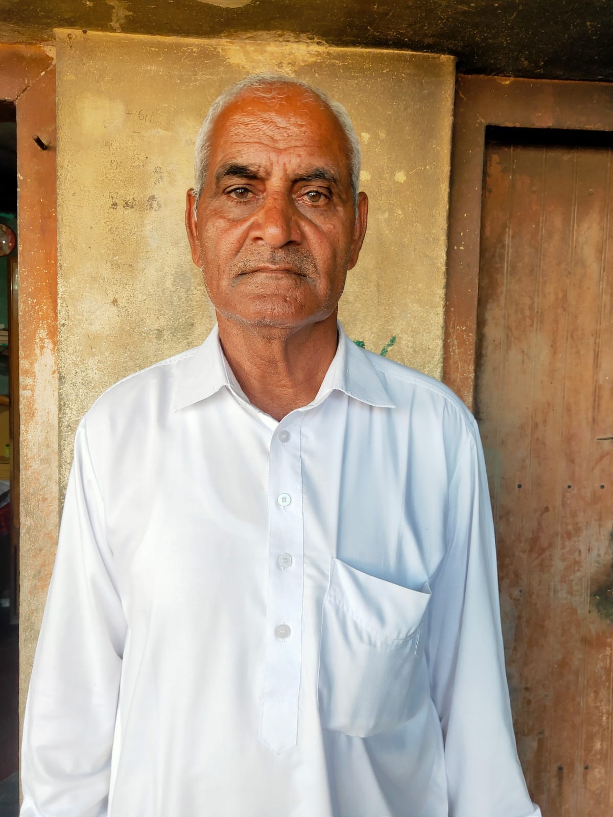 फोटो 10 नरवाना। फलाहार करते हुए बीके अश्वनी दीवान।