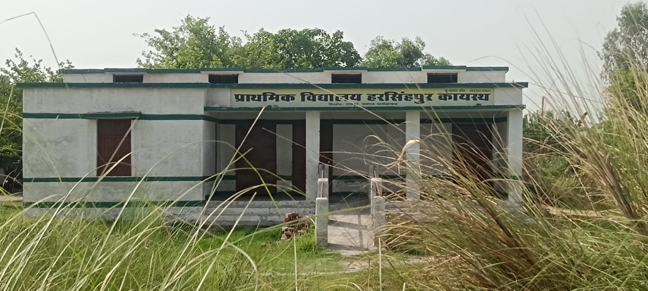 फोटो-15 कमालगंज क्षेत्र के रजीपुर स्थित प्राथमिक विद्यालय में कैरम खेलते बच्चे। संवाद फोटो-15 कमालगंज क्षेत्र के रजीपुर स्थित प्राथमिक विद्यालय में कैरम खेलते बच्चे। संवाद