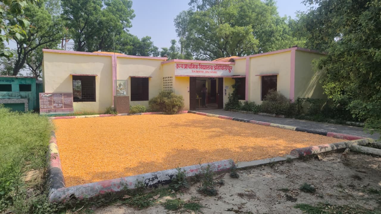 फोटो-15 कमालगंज क्षेत्र के रजीपुर स्थित प्राथमिक विद्यालय में कैरम खेलते बच्चे। संवाद फोटो-15 कमालगंज क्षेत्र के रजीपुर स्थित प्राथमिक विद्यालय में कैरम खेलते बच्चे। संवाद