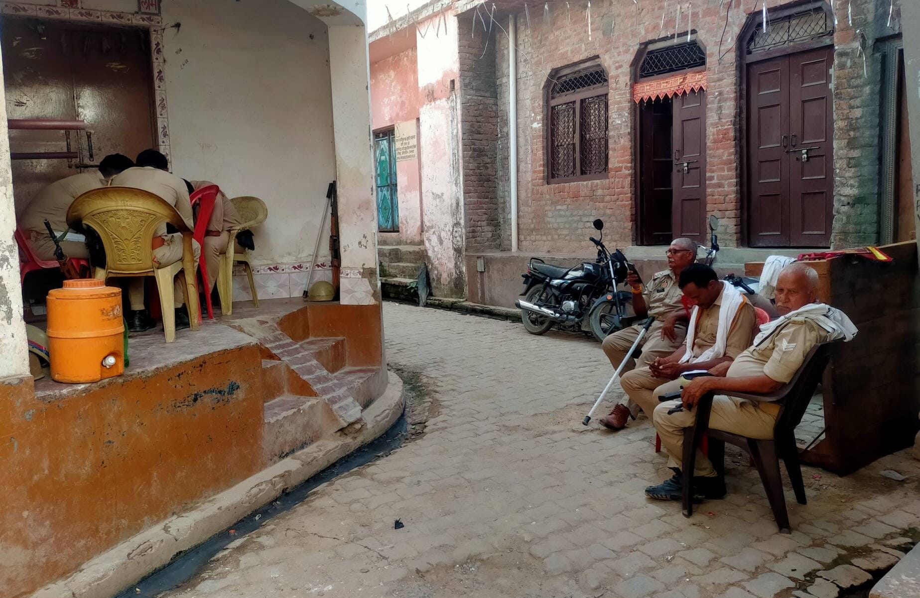 फोटो-21- निर्माणाधीन मंदिर के सामने तैनात पुलिस। संवाद
