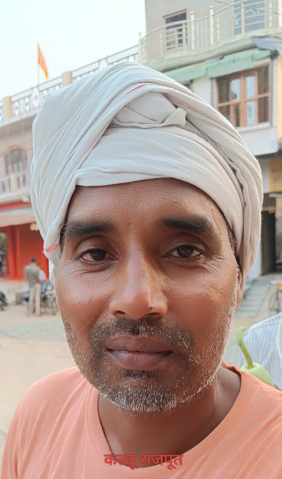 फोटो-22- बिधूना के एक गांव में सड़क पर सूखती मक्का की फसल। संवाद फोटो-22- बिधूना के एक गांव में सड़क पर सूखती मक्का की फसल। संवाद