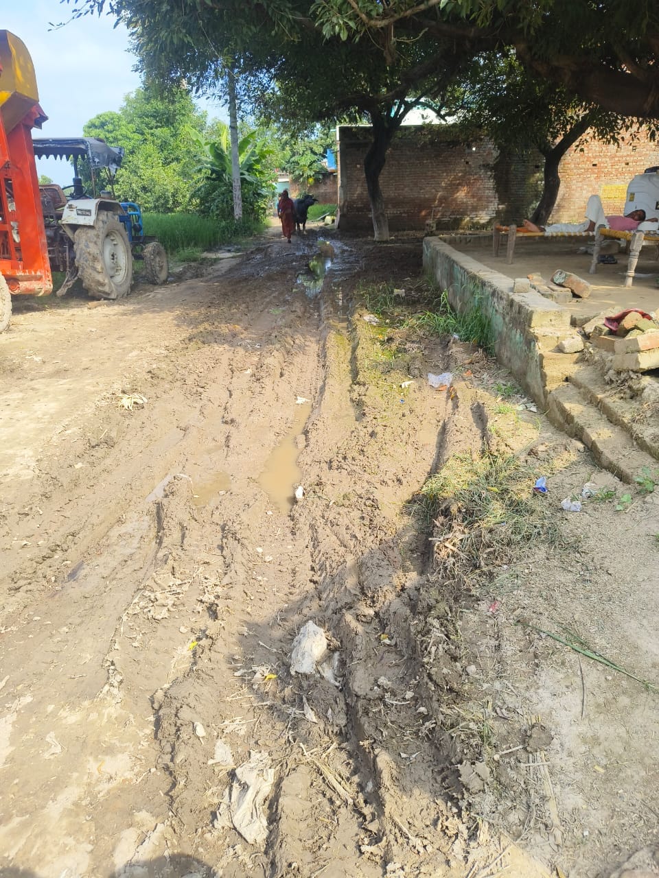 फोटो-24 गांव त्यौरखास में पाइप लाइन डालने के लिए खोदी गई गली। संवाद फोटो-24 गांव त्यौरखास में पाइप लाइन डालने के लिए खोदी गई गली। संवाद