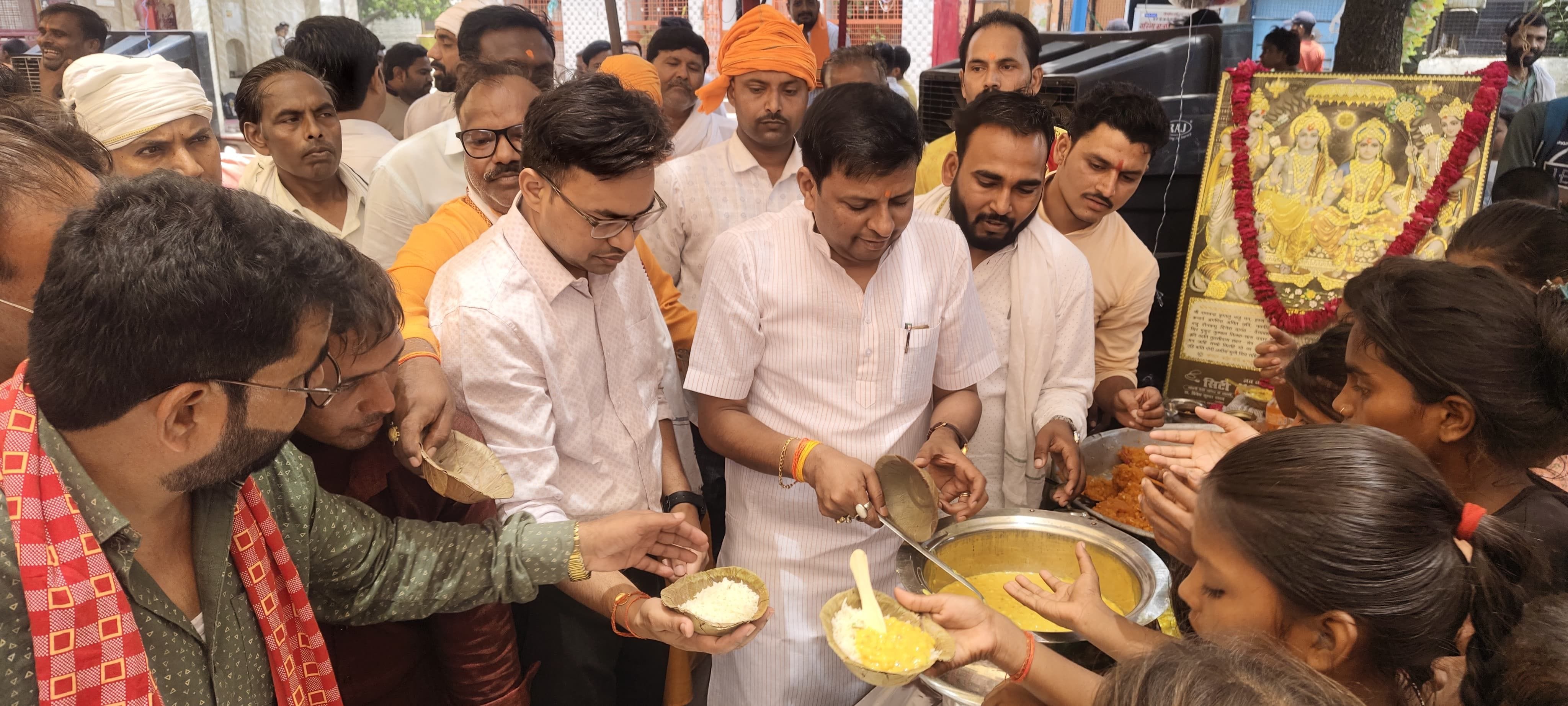 फोटो-25- दौलतखेड़ा चमरौली स्थित ठाकुर बाबा मंदिर में प्रसाद वितरित करते आयोजक। स्रोत: आयोजक फोटो-25- दौलतखेड़ा चमरौली स्थित ठाकुर बाबा मंदिर में प्रसाद वितरित करते आयोजक। स्रोत: आयोजक