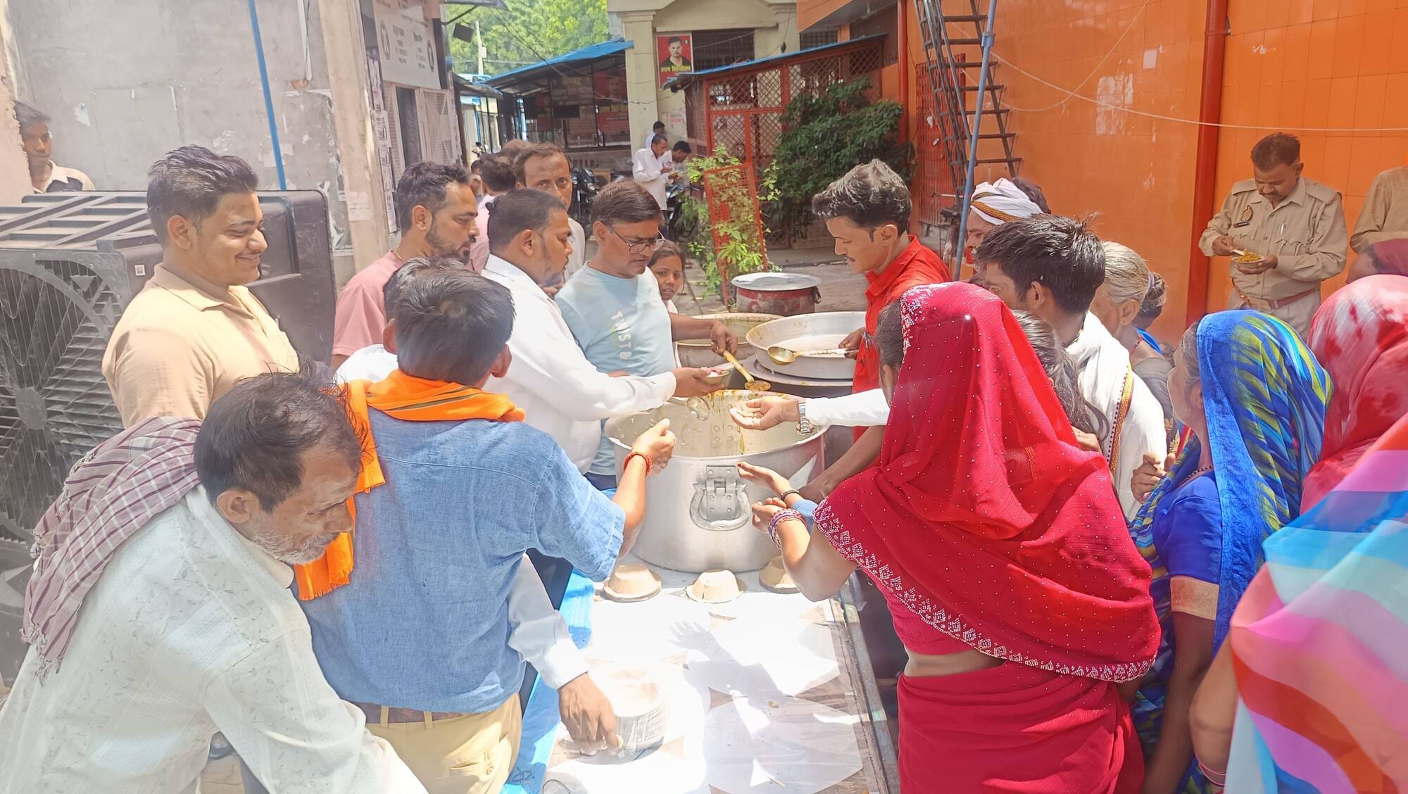 फोटो-25- दौलतखेड़ा चमरौली स्थित ठाकुर बाबा मंदिर में प्रसाद वितरित करते आयोजक। स्रोत: आयोजक फोटो-25- दौलतखेड़ा चमरौली स्थित ठाकुर बाबा मंदिर में प्रसाद वितरित करते आयोजक। स्रोत: आयोजक
