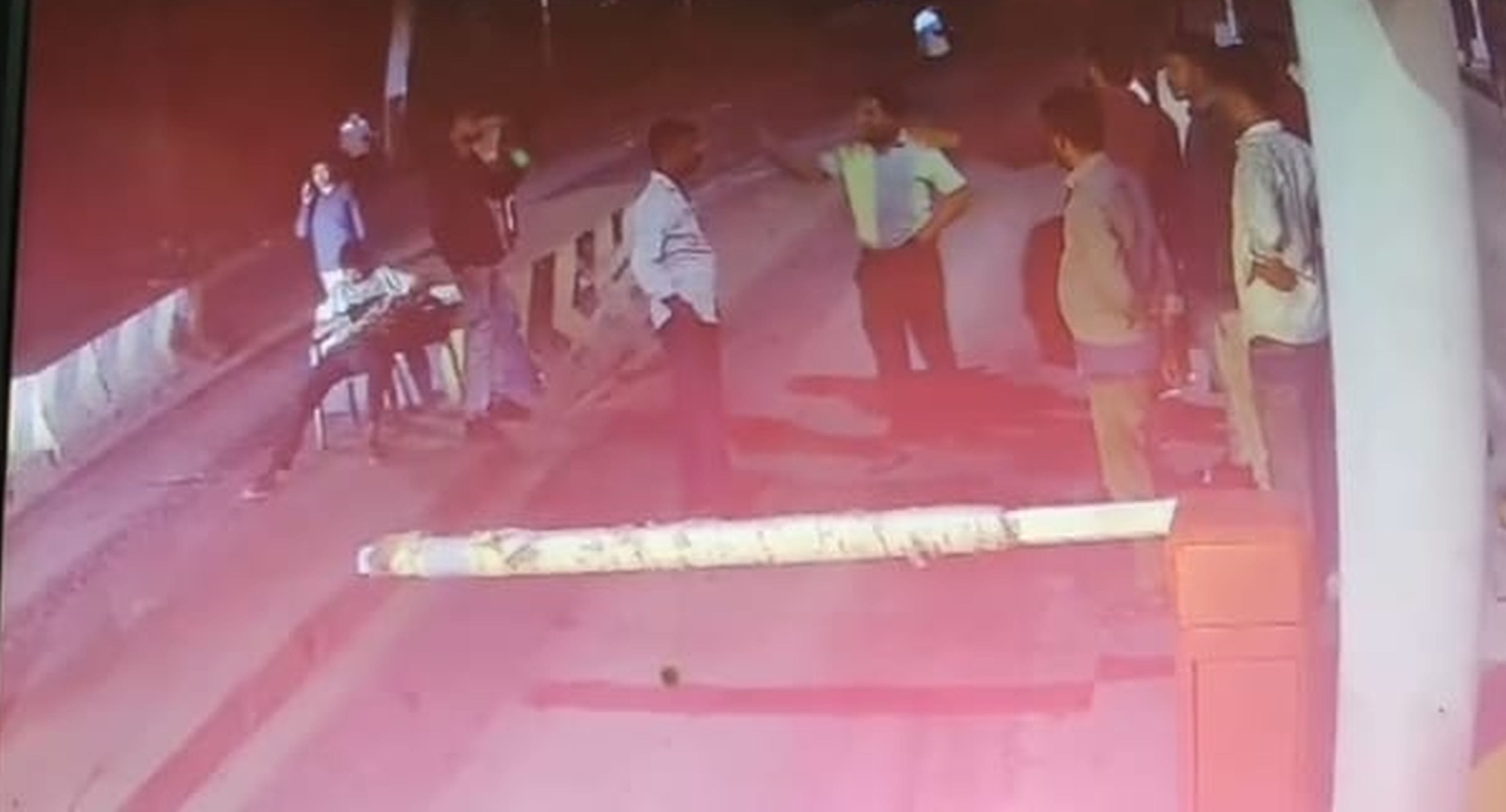 फोटो-36-सात जून के सीसीटीवी कैमरे का फुटेज में टोल पर जमा लोग। स्रोत: वीडियो ग्रैब