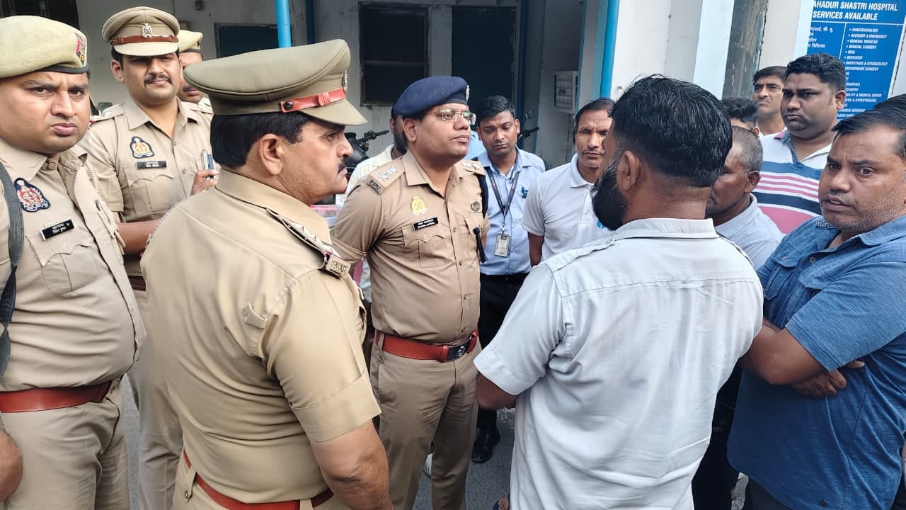 फायरिंग में घायल हुई युवती निधि। अमर उजाला फायरिंग में घायल हुई युवती निधि। अमर उजाला