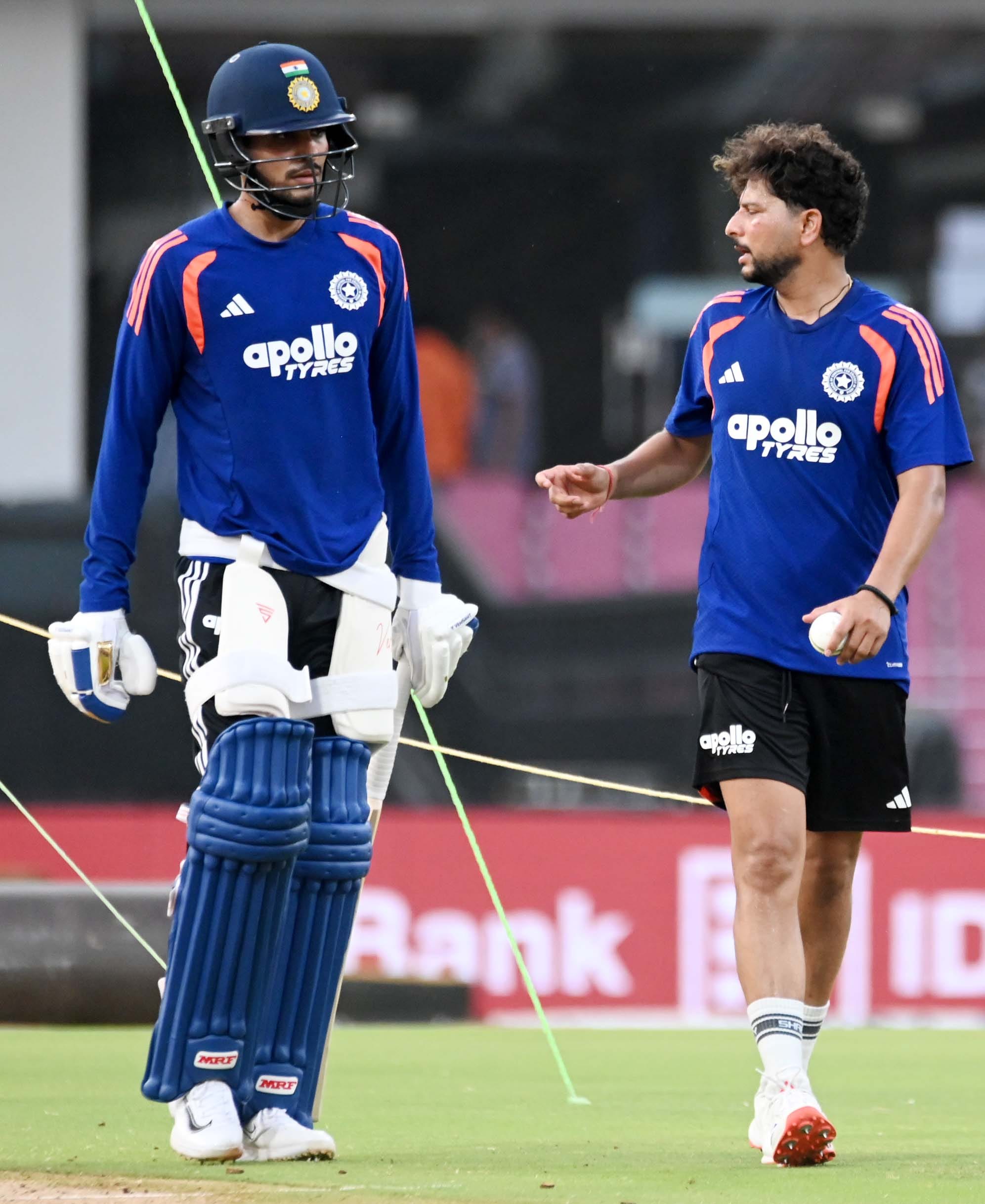 इकाना स्टेडियम में होने वाले एकदिवसीय मुकाबले के लिए अभ्यास करती भारतीय टीम।