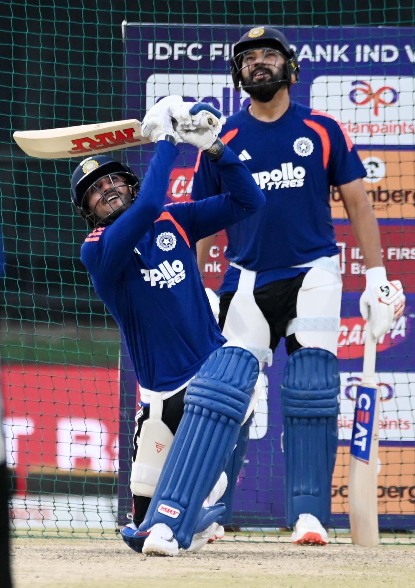 इकाना स्टेडियम में होने वाले एकदिवसीय मुकाबले के लिए अभ्यास करती भारतीय टीम।