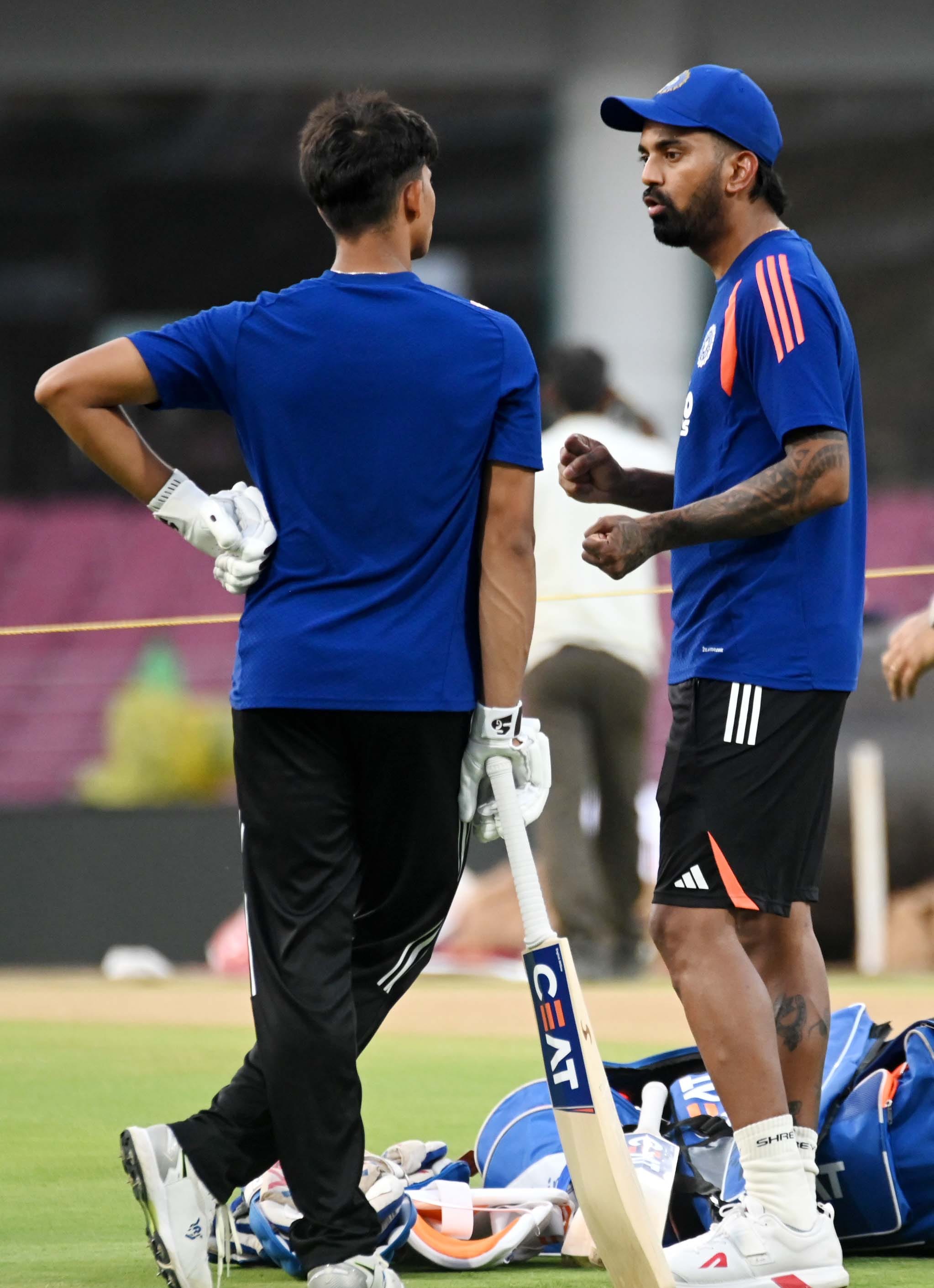 इकाना स्टेडियम में होने वाले एकदिवसीय मुकाबले के लिए अभ्यास करती भारतीय टीम।