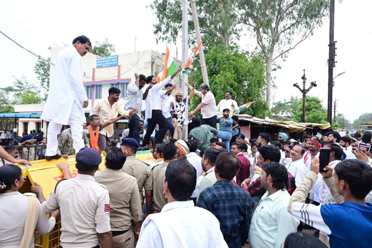 इस प्रदर्शन में कांग्रेस नेताओं ने हिस्सा लिया