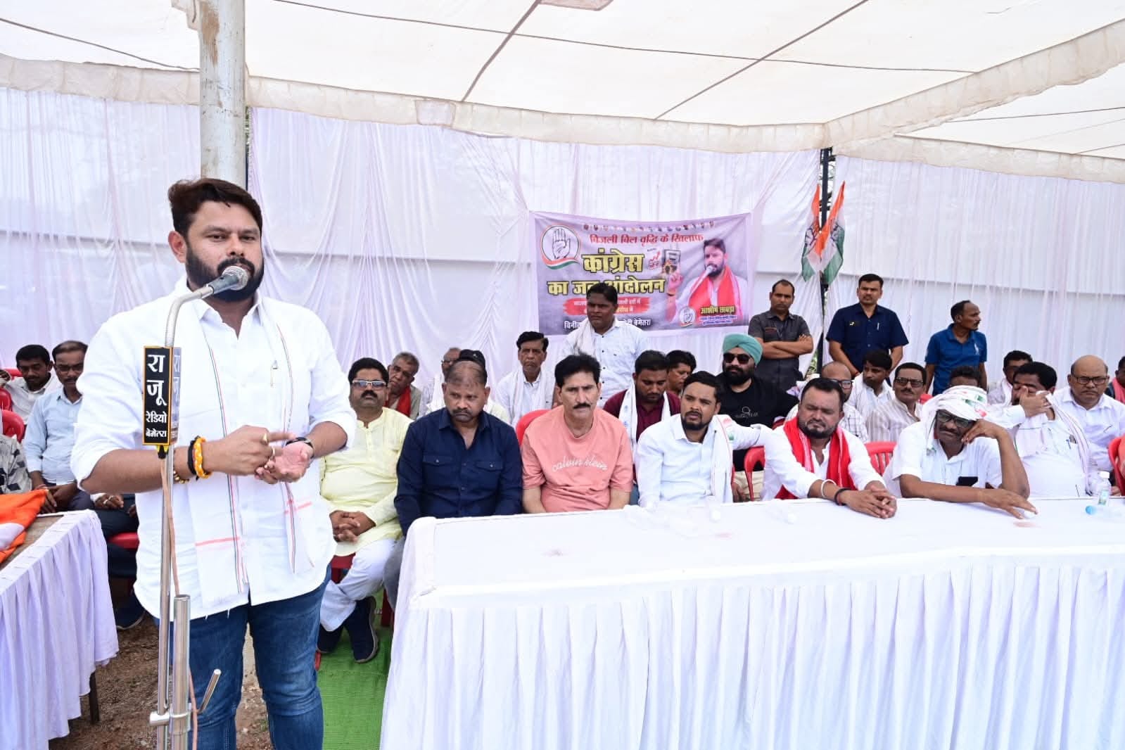 इस प्रदर्शन में कांग्रेस नेताओं ने हिस्सा लिया
