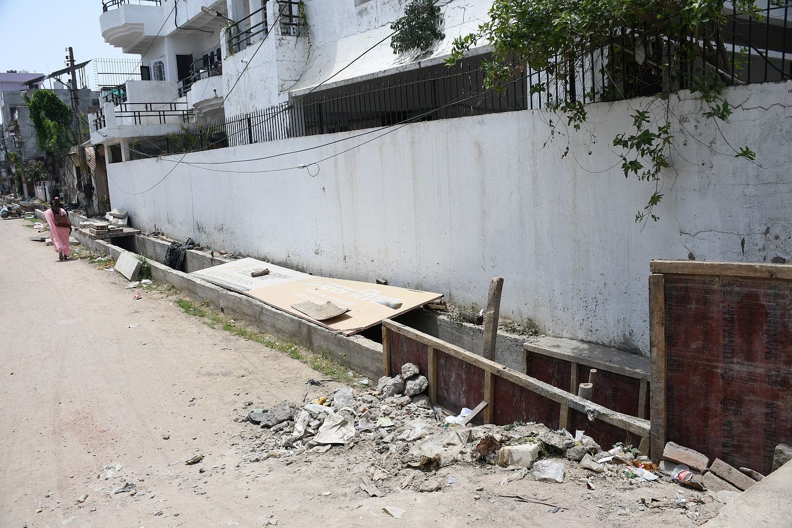 इंदिरानगर में नालों पर कब्जा नए नालों का काम नहीं हुआ पूरा।