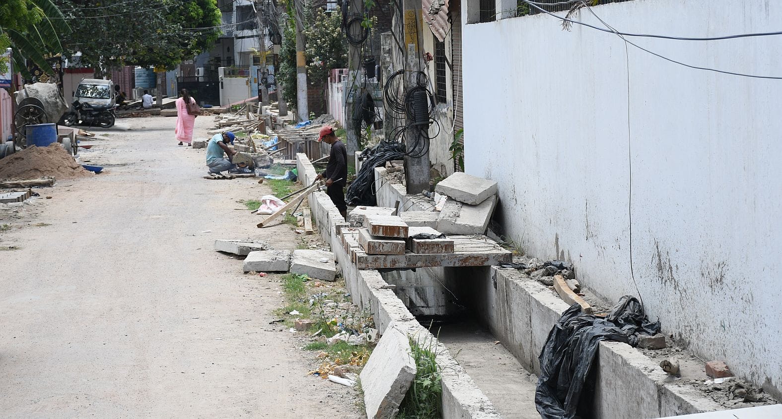 इंदिरानगर में नालों पर कब्जा नए नालों का काम नहीं हुआ पूरा।