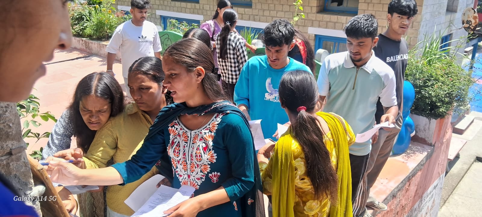 जोगिंद्रनगर में डीएलईडी परीक्षा के परीक्षार्थियों रोल नंबर तलाशते हुए। संवाद जोगिंद्रनगर में डीएलईडी परीक्षा के परीक्षार्थियों रोल नंबर तलाशते हुए। संवाद
