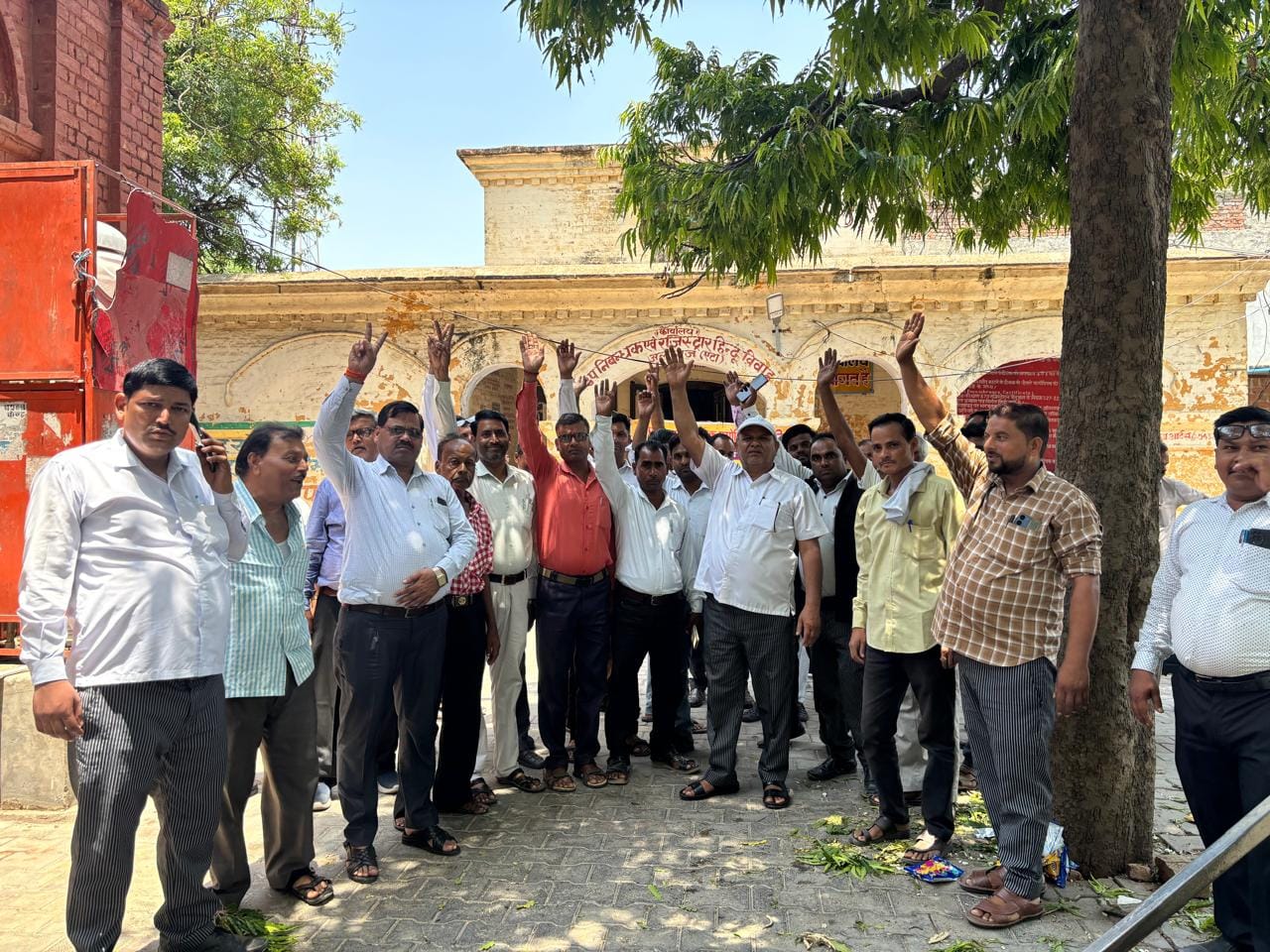जलेसर तहसील में ई-रजिस्ट्रेशन प्रणाली के विरोध में ज्ञापन सौंपते अधिवक्ता। संवाद जलेसर तहसील में ई-रजिस्ट्रेशन प्रणाली के विरोध में ज्ञापन सौंपते अधिवक्ता। संवाद