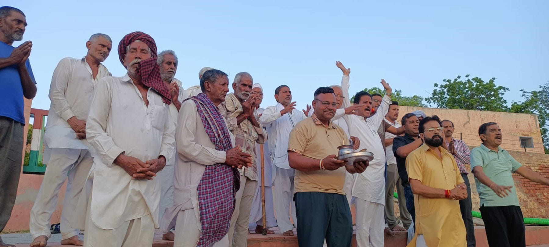 कलायत के प्राचीन कपिल मुनि सरोवर तट पर संध्या तीर्थ आरती में शामिल श्रद्धालु। कलायत के प्राचीन कपिल मुनि सरोवर तट पर संध्या तीर्थ आरती में शामिल श्रद्धालु।