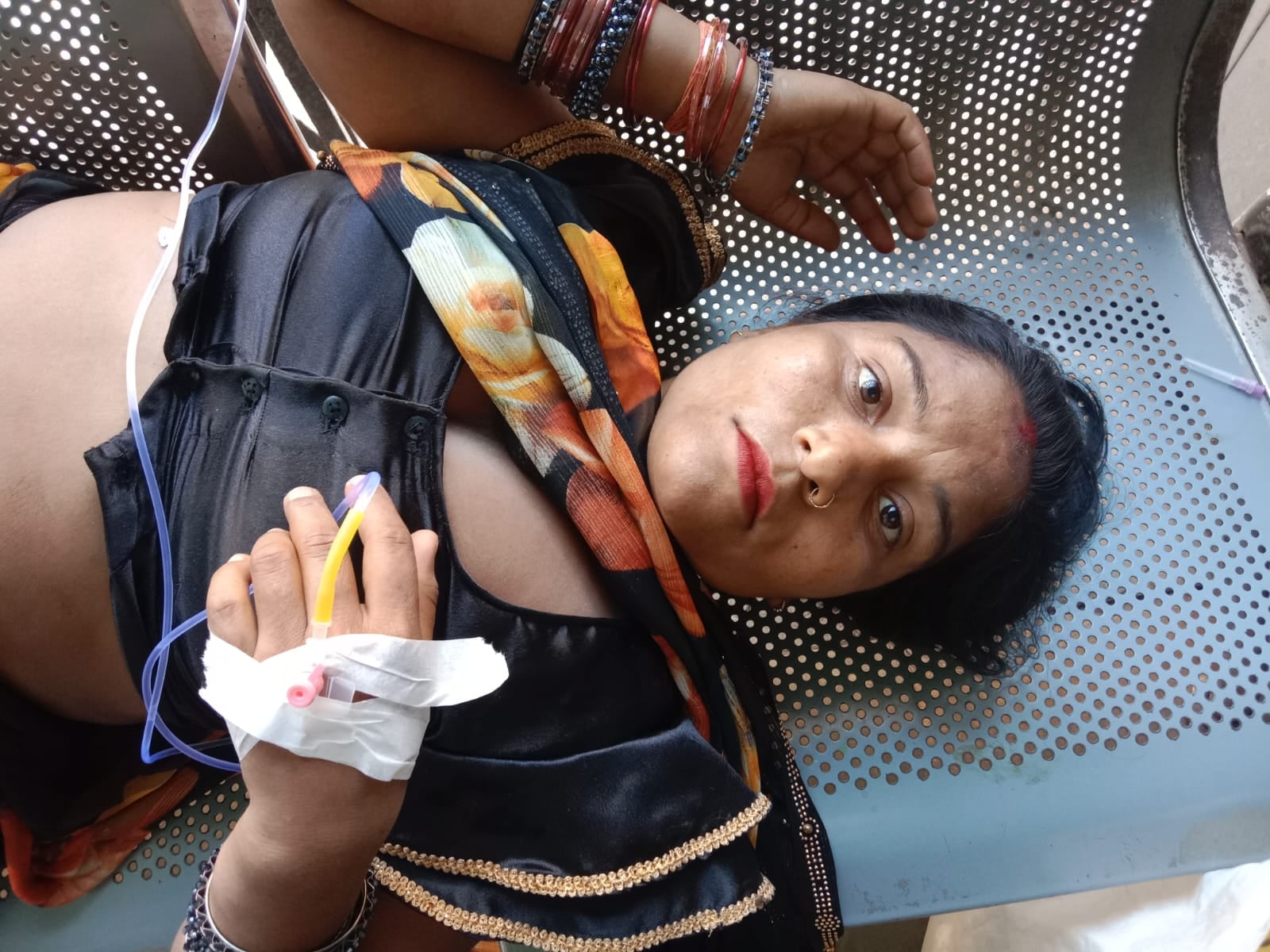 क्षतिग्रस्त रिक्शा और बस। स्रोत: ग्रामीण