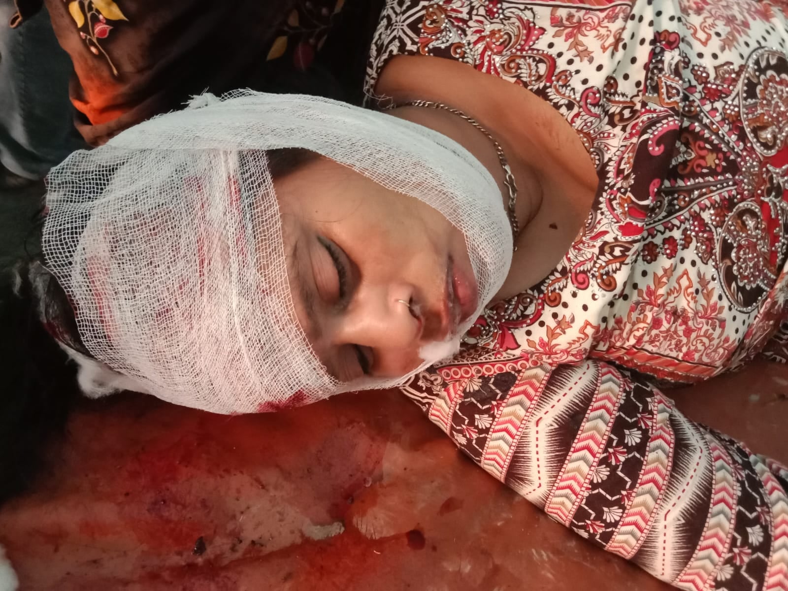 क्षतिग्रस्त रिक्शा और बस। स्रोत: ग्रामीण