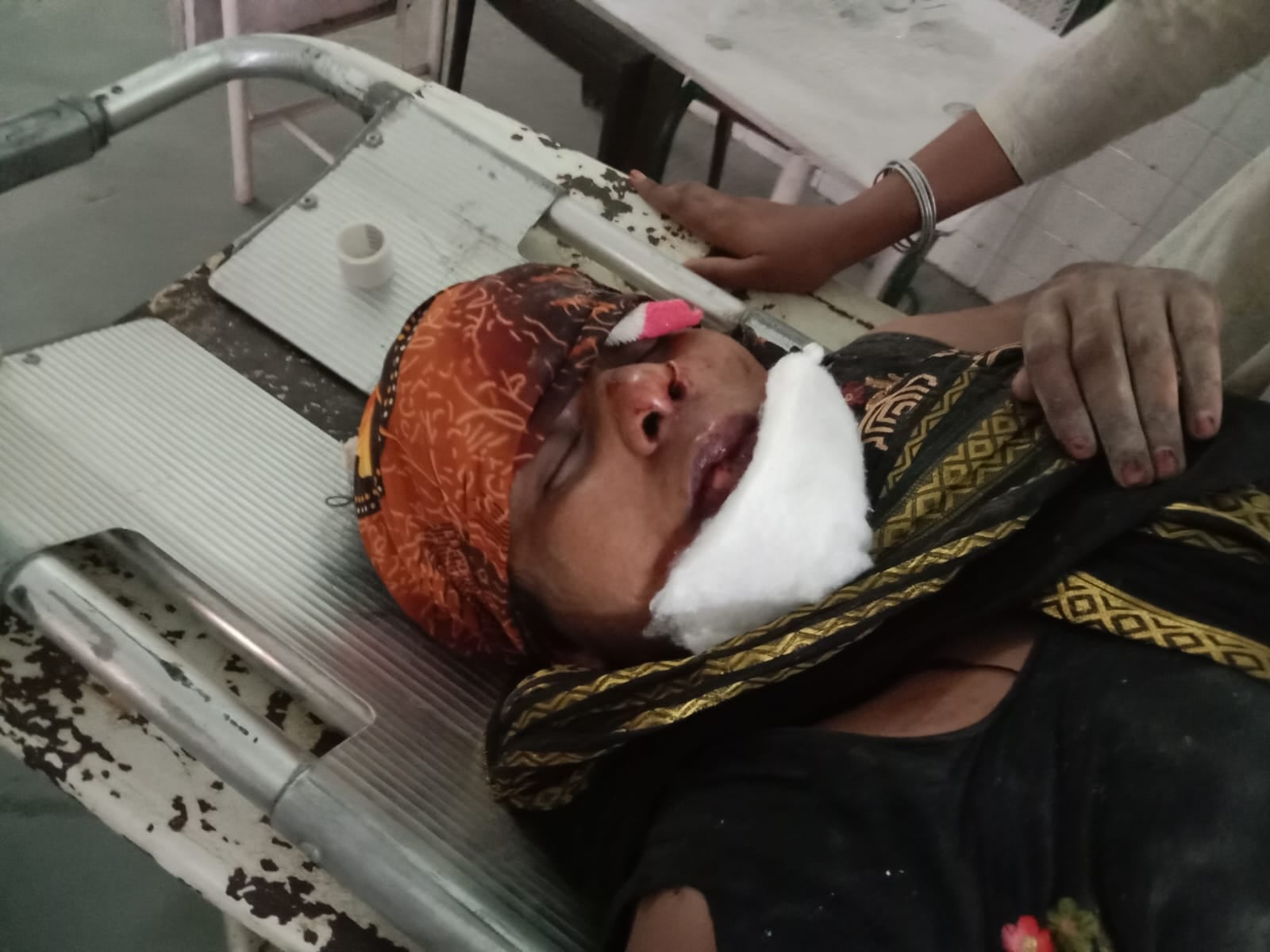 क्षतिग्रस्त रिक्शा और बस। स्रोत: ग्रामीण