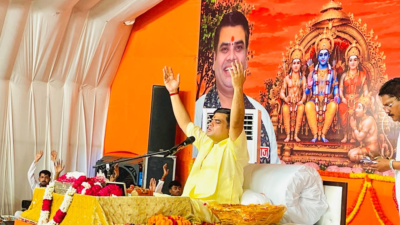 खरखौदा में आयोजित श्री राम कथा में मौजूद भीड़ (संवाद) खरखौदा में आयोजित श्री राम कथा में मौजूद भीड़ (संवाद)