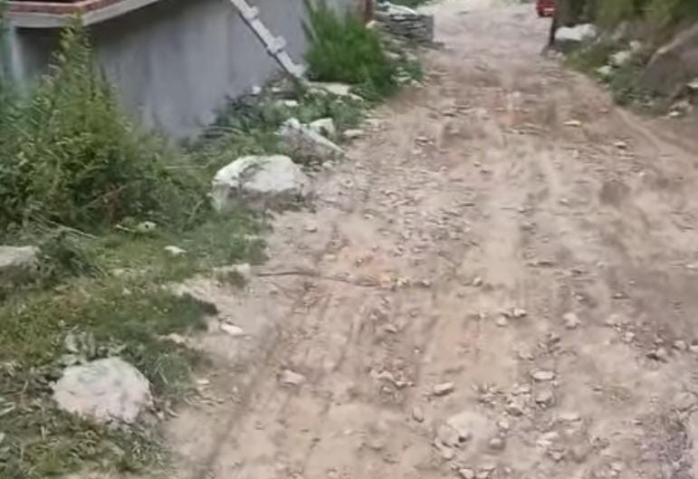 खस्ताहाल निरमंड से जाओं सड़क। संवाद