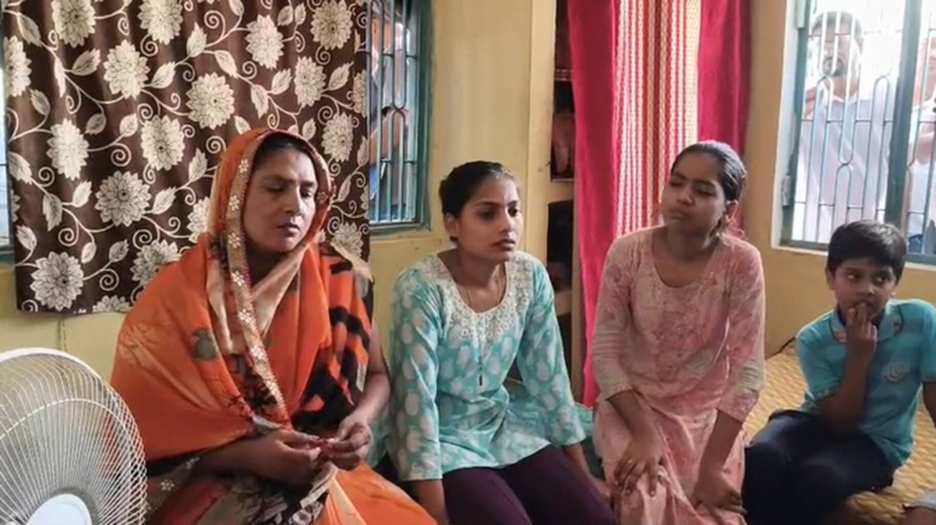 मृतक पान विक्रेता सुरेंद्र कश्यप के मुरादचक स्थित पैतृक आवास पहुंचकर परिजनों से जानकारी लेते जि मृतक पान विक्रेता सुरेंद्र कश्यप के मुरादचक स्थित पैतृक आवास पहुंचकर परिजनों से जानकारी लेते जि